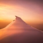 Sicht auf den Flügel eines Flugzeugs der Lufthansa