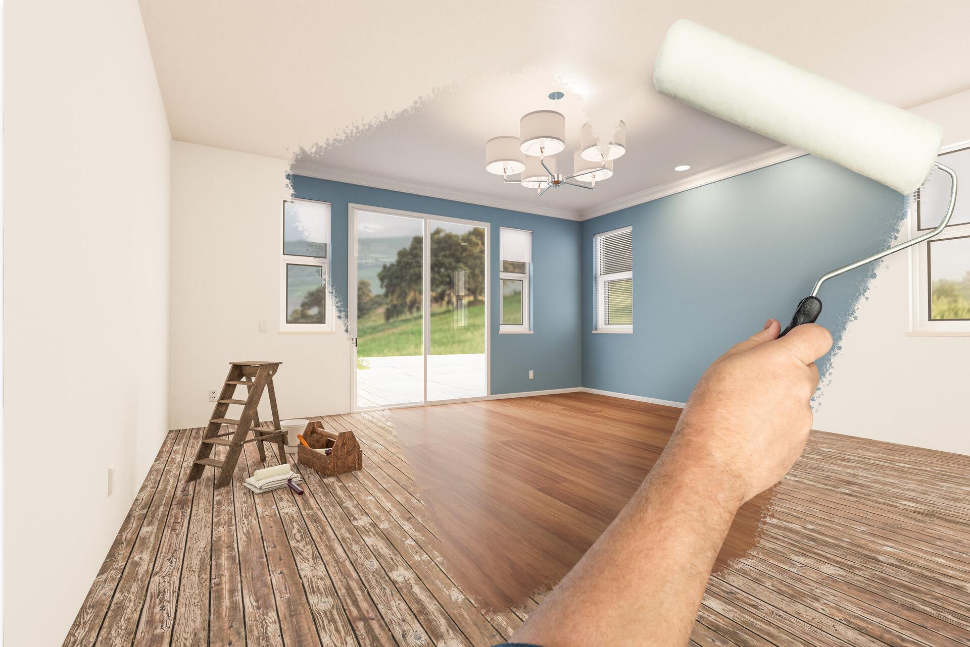 Vorher und nachher von einem Mann, der mit einer Malerrolle ein neu renoviertes Zimmer mit frischer blauer Farbe und neuen Fußböden enthüllt.