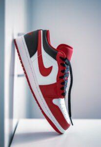 Ein Air Jordan 1 Nike Schuh - an die Wand gelehnt, Seitenansicht