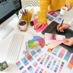 Grafikdesigner mit Kollegen im Büro