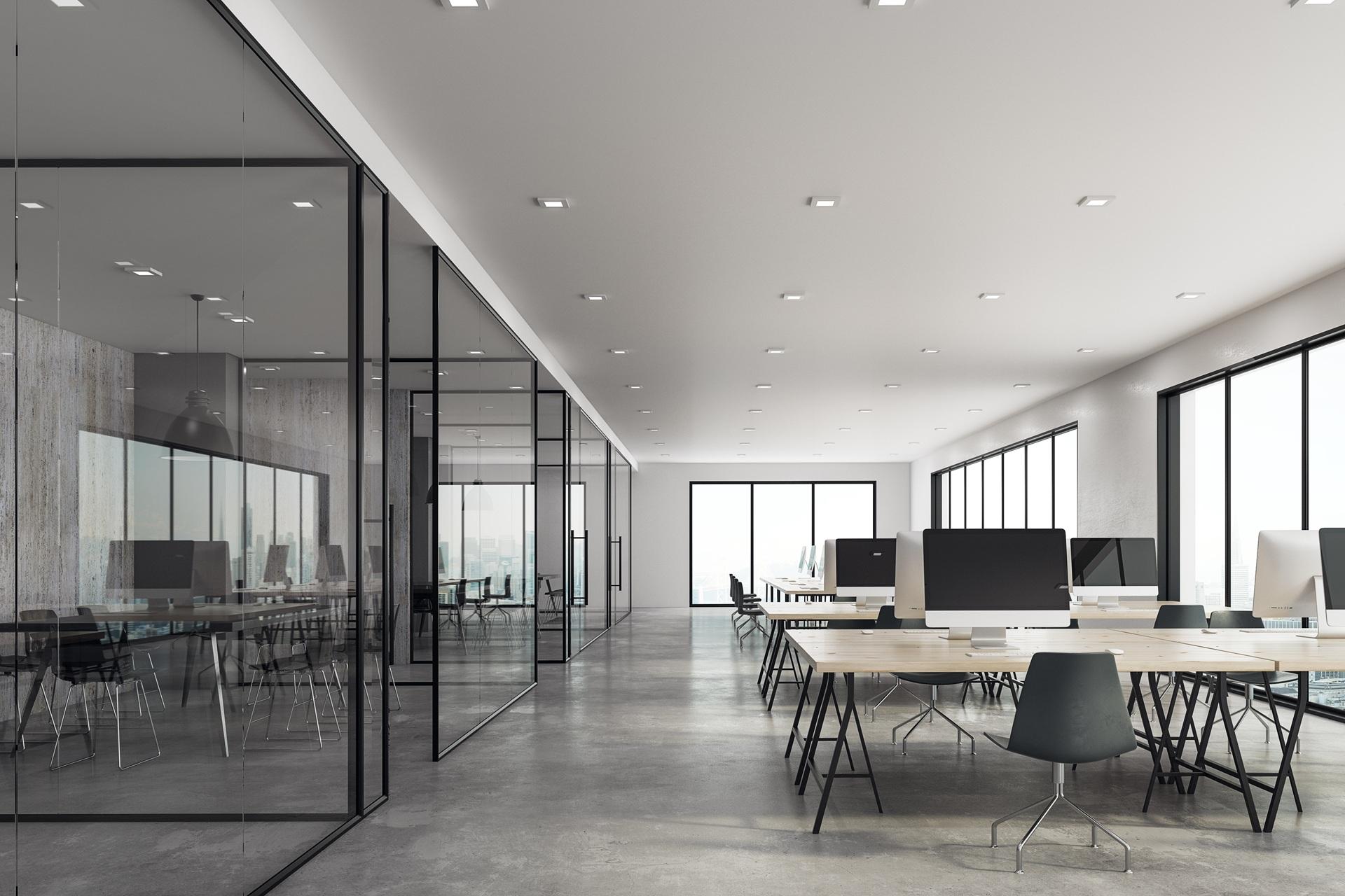 Offenes Büro mit Glaswänden und modernen Tischen | künstliche Pflanzenwand